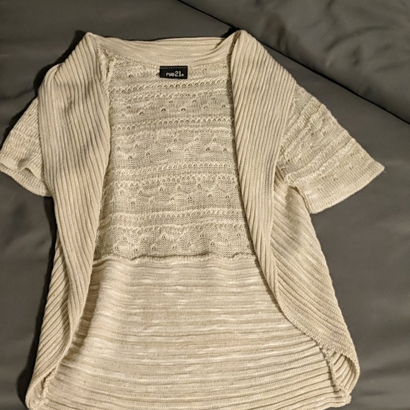 3/$20 🌸 Buttercream Cardigan - Picture 1 of 3